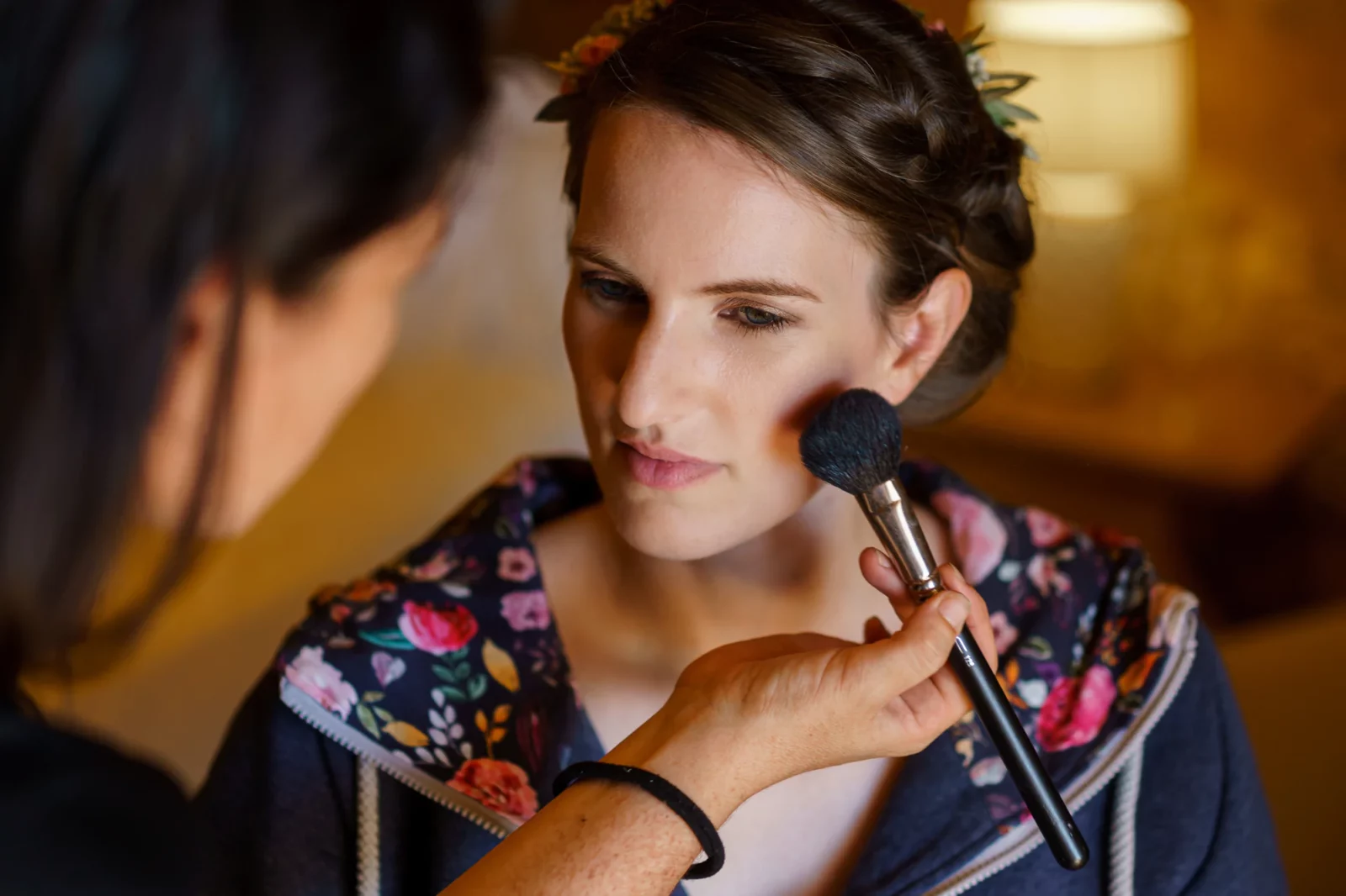 Braut beim Make-up, die Visagistin arbeitet mit dem Pinsel
