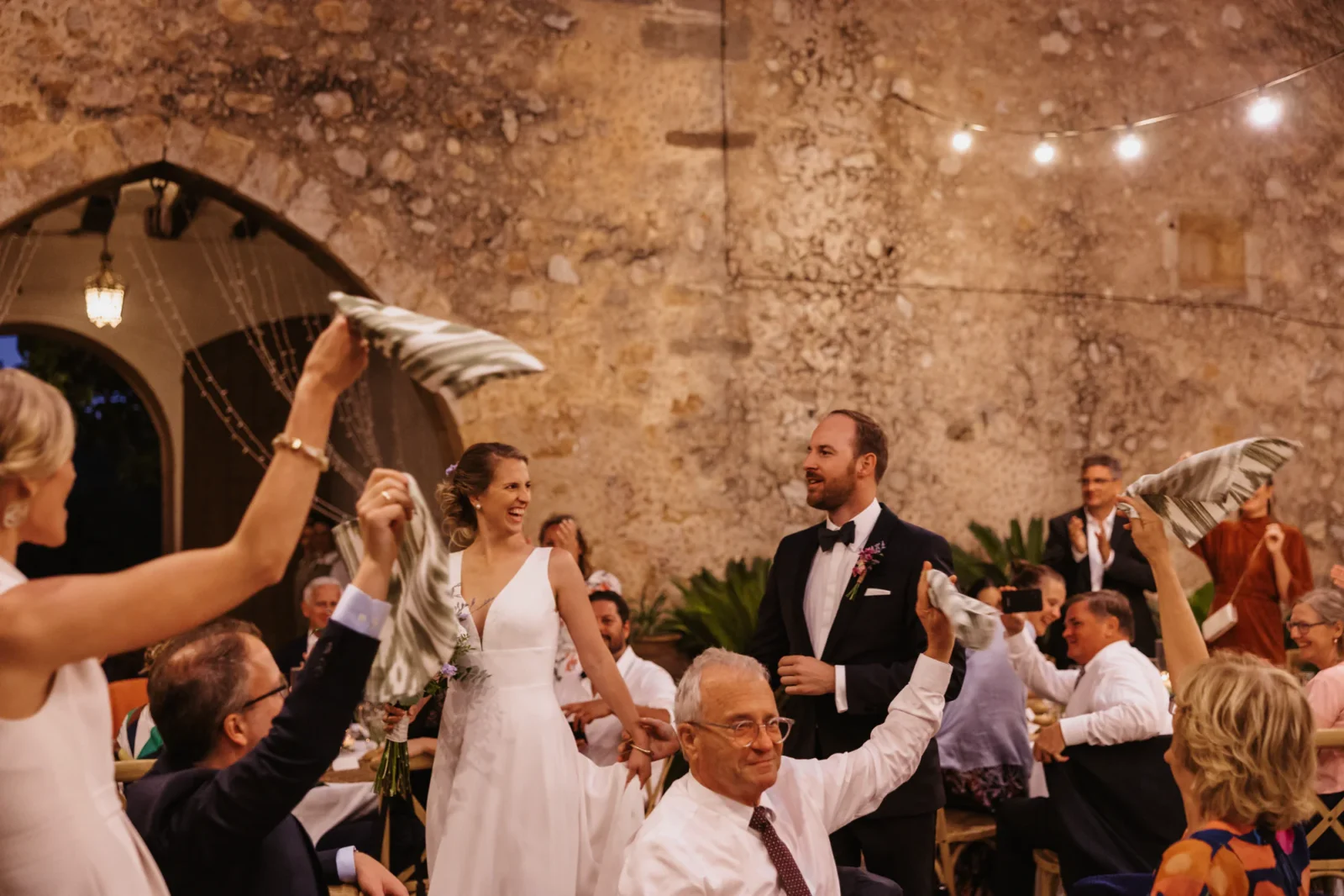Hochzeitsgesellschaft an der langen Tafel im Innenhof einer mallorquinischen Finca